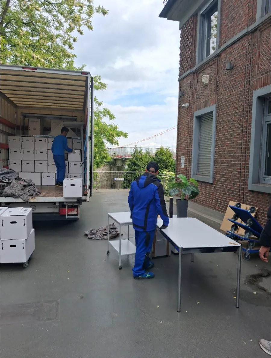 MOVARO-Team bei der Abholung von Möbeln