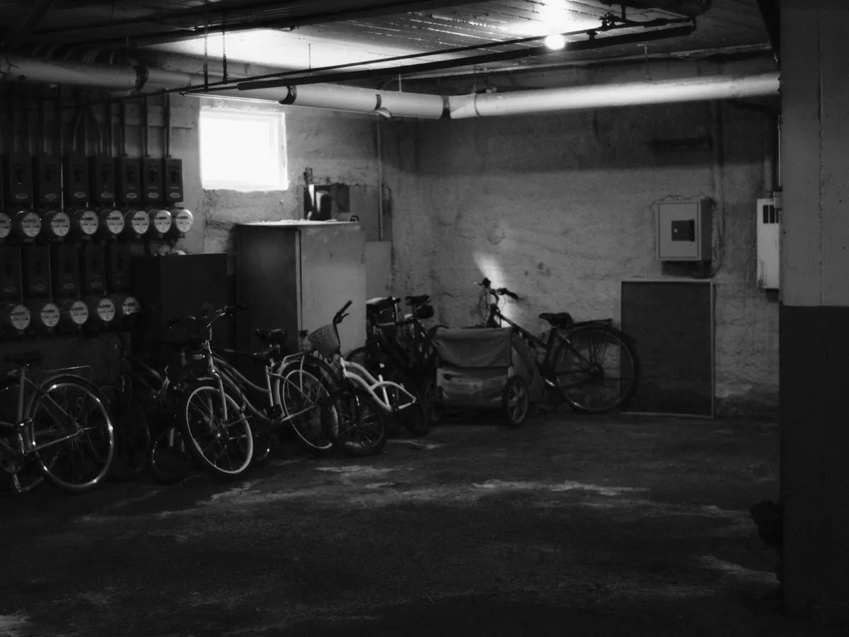 Kellergang in einem Mehrfamilienhaus mit abgestellten Fahrrädern und Zählerkästen