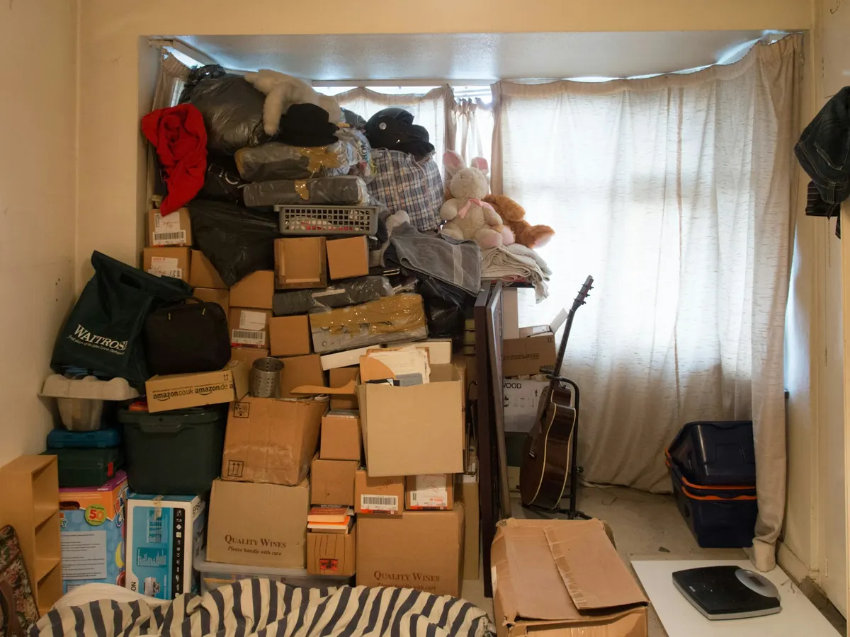 Zimmer, das bis unter die Decke mit Kartons, Säcken und Hausrat vollgestellt ist